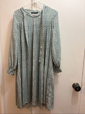 Simplee Apparel Sage Green and Cream Printed Long Sleeve Midi Dress Size Medium